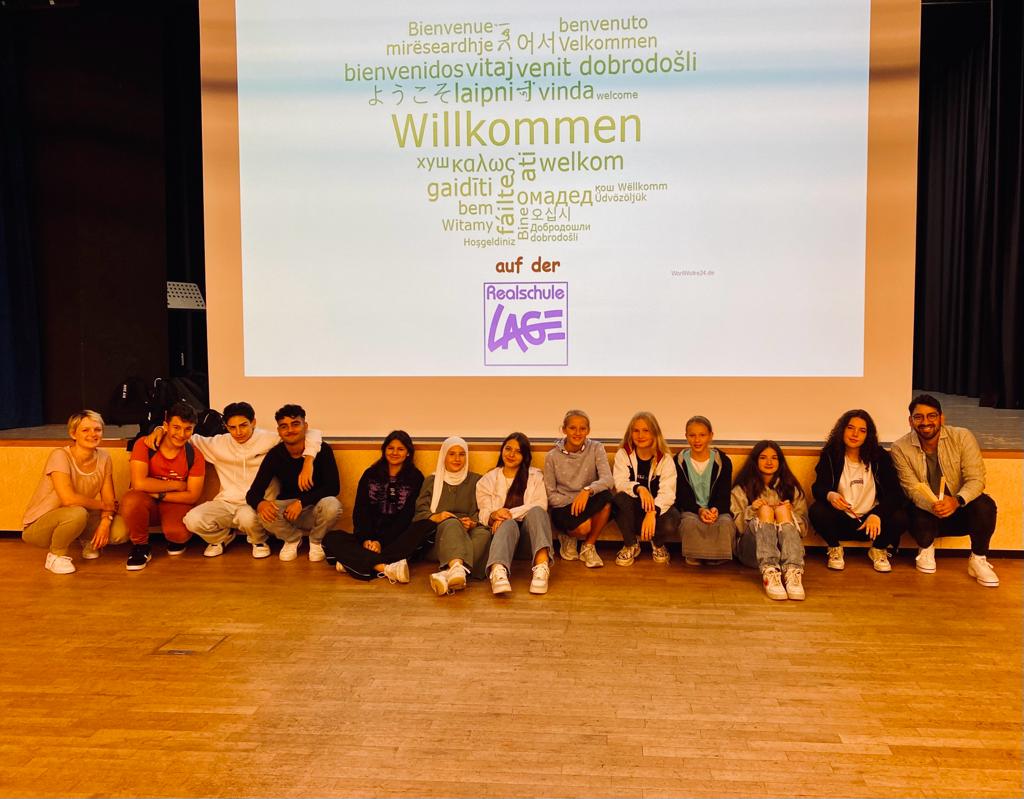 Schülerinnen und Schüler der Klasse 08A mit den Lehrkrräften Frau Schilling (links) und Herr Nacar (rechts)